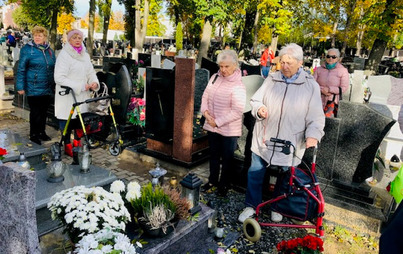 Zdjęcie do Seniorzy odwiedzili cmentarz