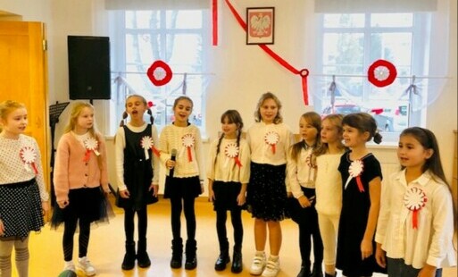 Zdjęcie do Patriotyczny koncert dzieci w Dziennym Domu Seniora