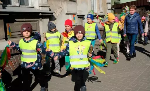 Zdjęcie do Wiosenny korow&oacute;d przedszkolak&oacute;w