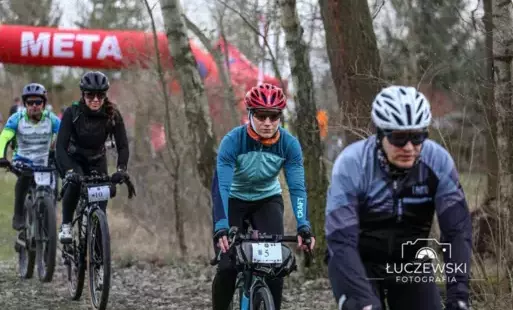 Klubowicze „Aktywnie w Pniewach” na starcie Gravel Grasuj!