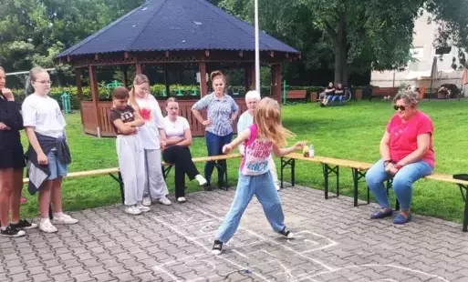 „Gry podwórkowe z naszego dzieciństwa” – międzypokoleniowe popołudnie w Turowie