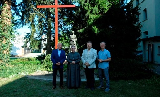 Siostra Justyna Oleś z burmistrzem, przewodniczącym rady i wiceprzewodniczącym