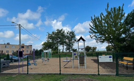 Modernizacja placu zabaw w Dębinie zakończona