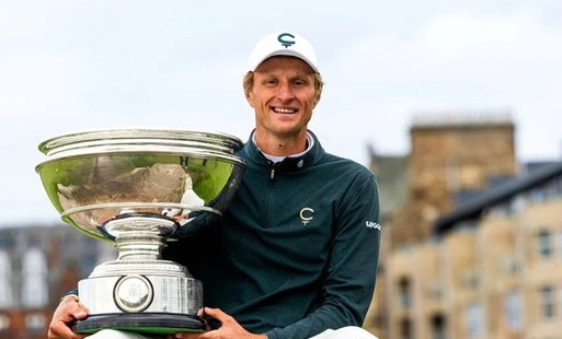 Getty Images  Ross ParkerSNS Group  Polski golfista Adrian Meronk z trofeum za wygranie Alfred Dunhill Links Championship