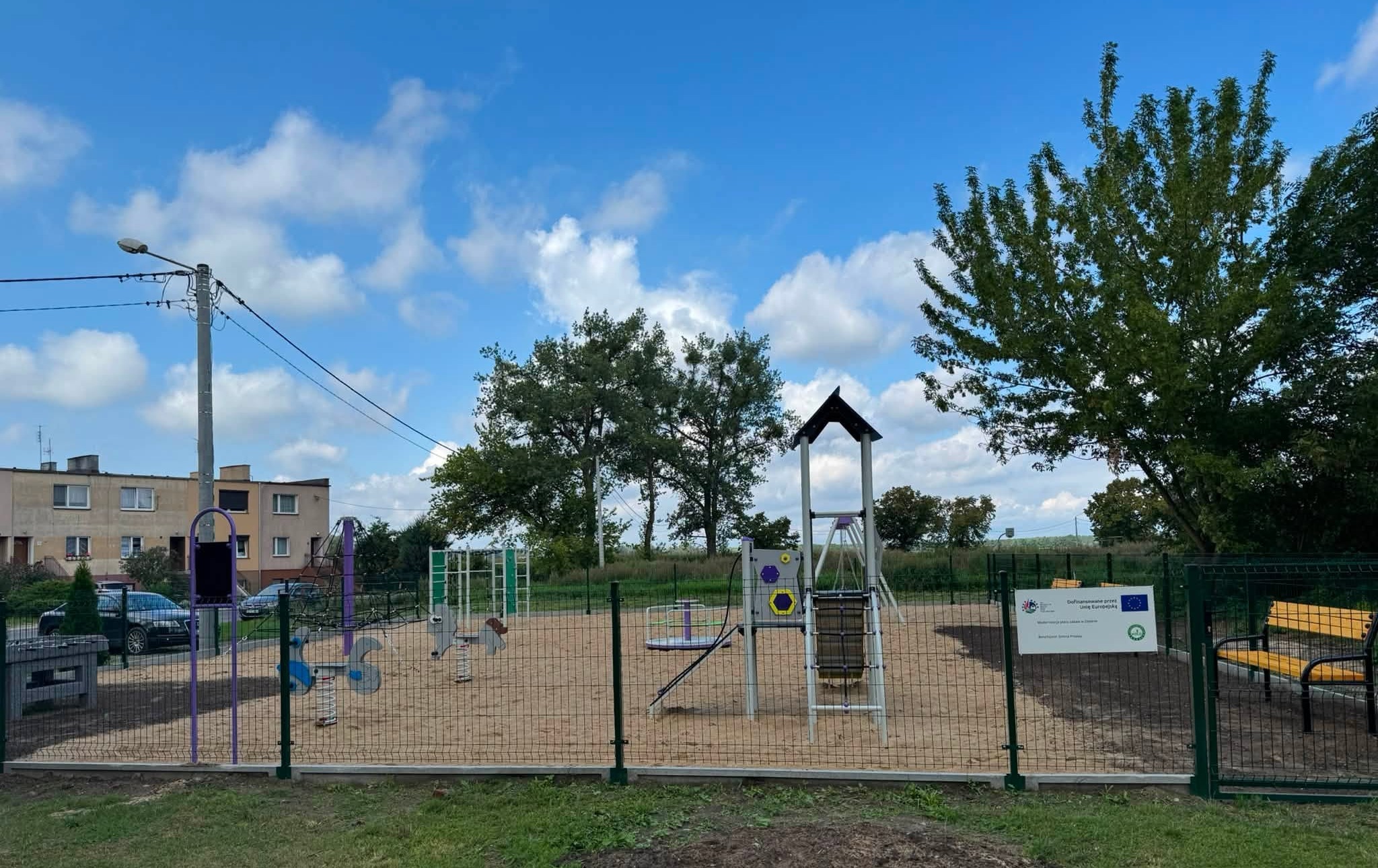 Modernizacja placu zabaw w Dębinie zakończona